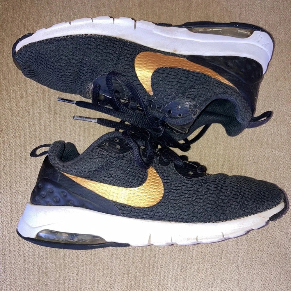 NIKE AIR Max Motion LW Womens Sneakers Size 6